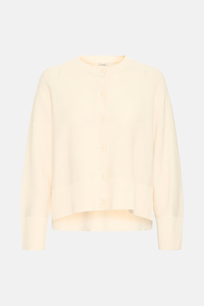 Cardigan beige en maille côtelée de Fransa, avec boutons ton sur ton et coupe courte asymétrique.
