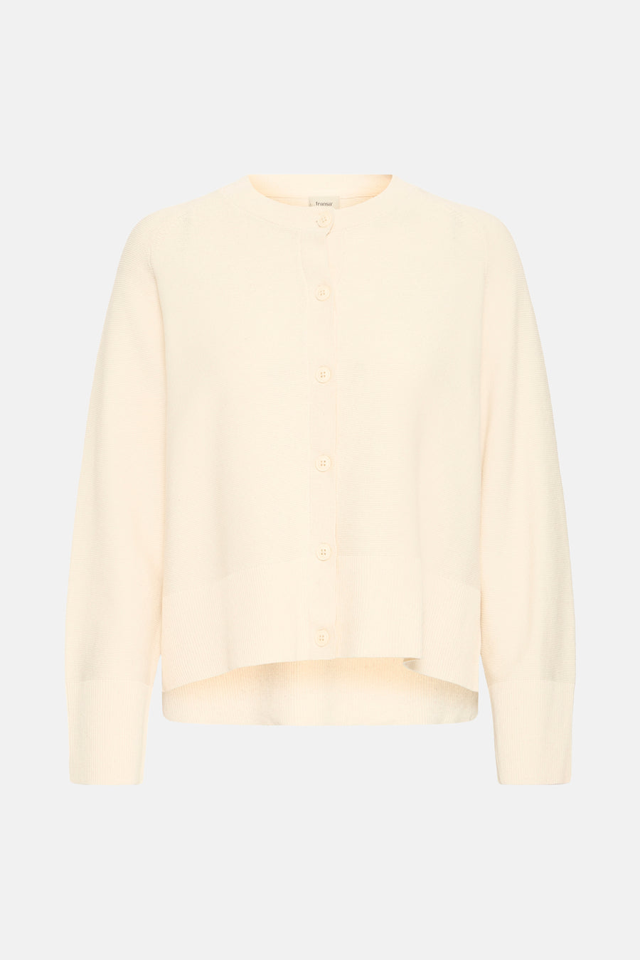 Cardigan beige en maille côtelée de Fransa, avec boutons ton sur ton et coupe courte asymétrique.
