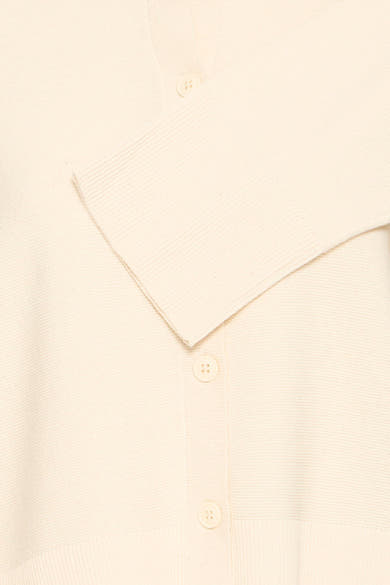 Cardigan beige de Fransa, détail boutonné sur tricot uni avec une manche longue.