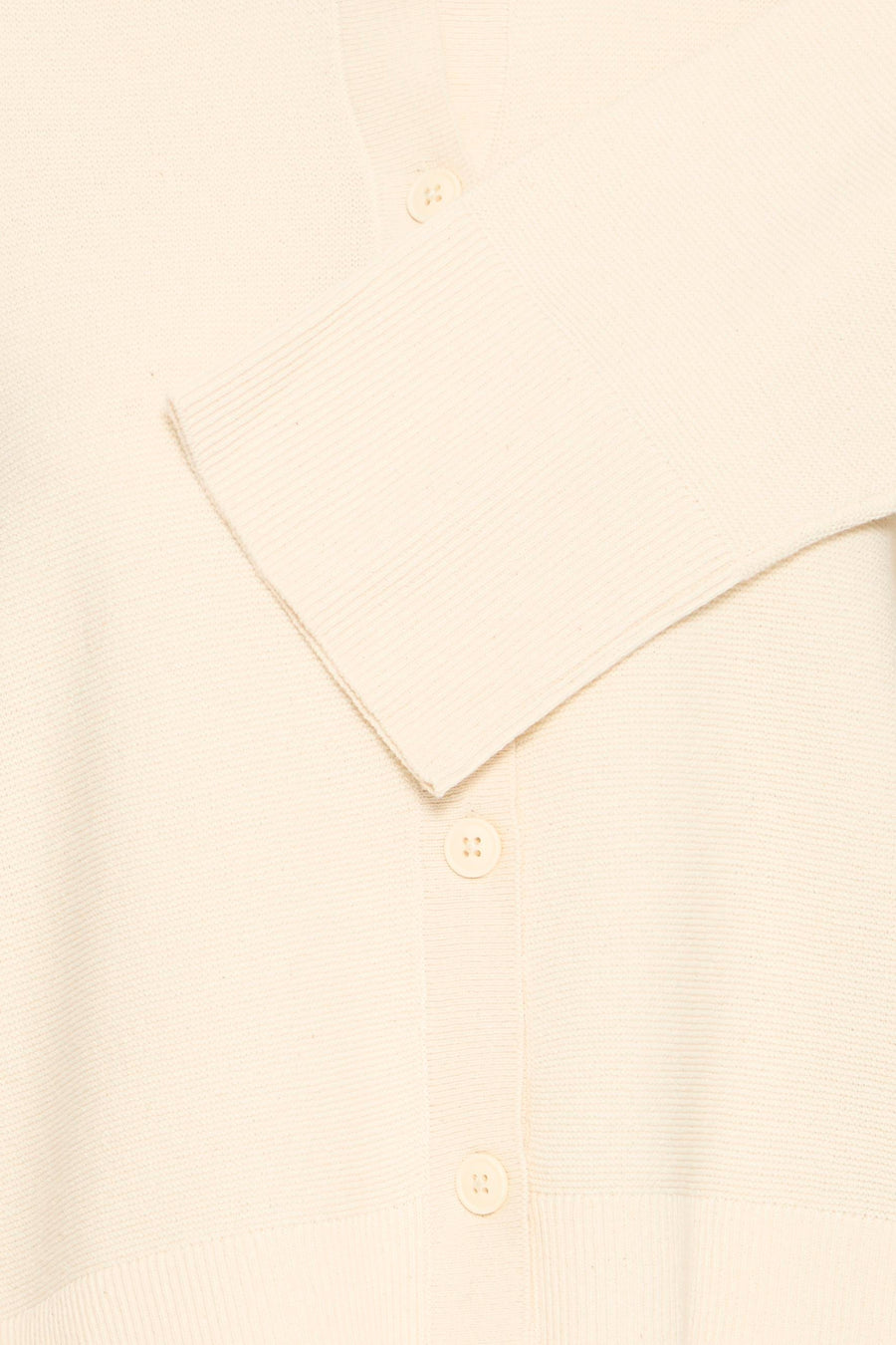 Cardigan beige de Fransa, détail boutonné sur tricot uni avec une manche longue.