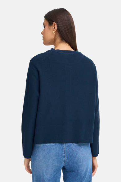 Blauwe gebreide cardigan van Fransa, gedragen met een high-waisted jeans, achtergezicht.
