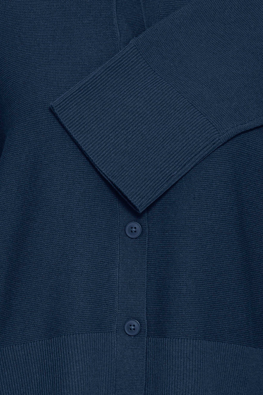 Blauwe cardigan van Fransa, met een fijne gebreide textuur en een centrale knoopsluiting.