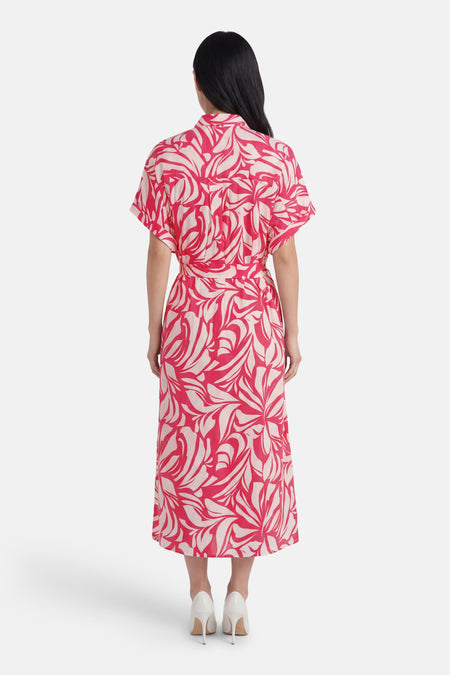 Robe multicolore de Fransa, imprimé floral rouge et blanc, avec une ceinture assortie et des escarpins blancs.
