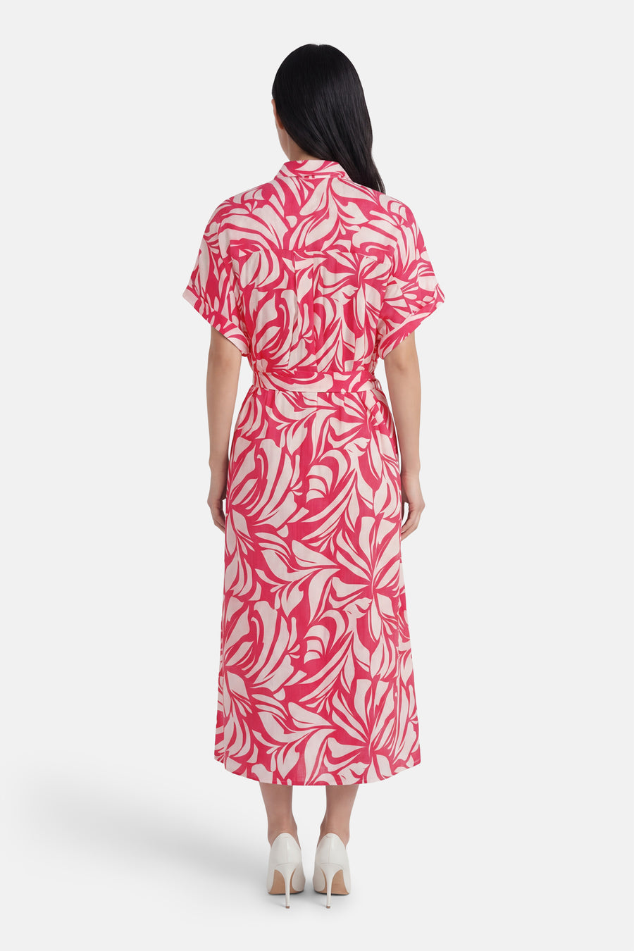Multikleurenjurk uit Frankrijk, rood-witte bloemenprint, met bijpassende riem en witte pumps.