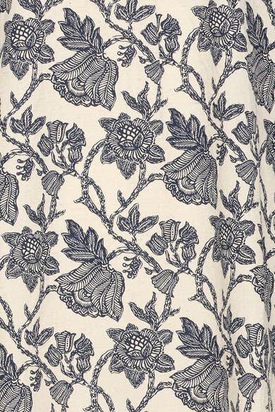 Robe crème de Fransa, à motifs floraux indigo détaillés et branches entrelacées.