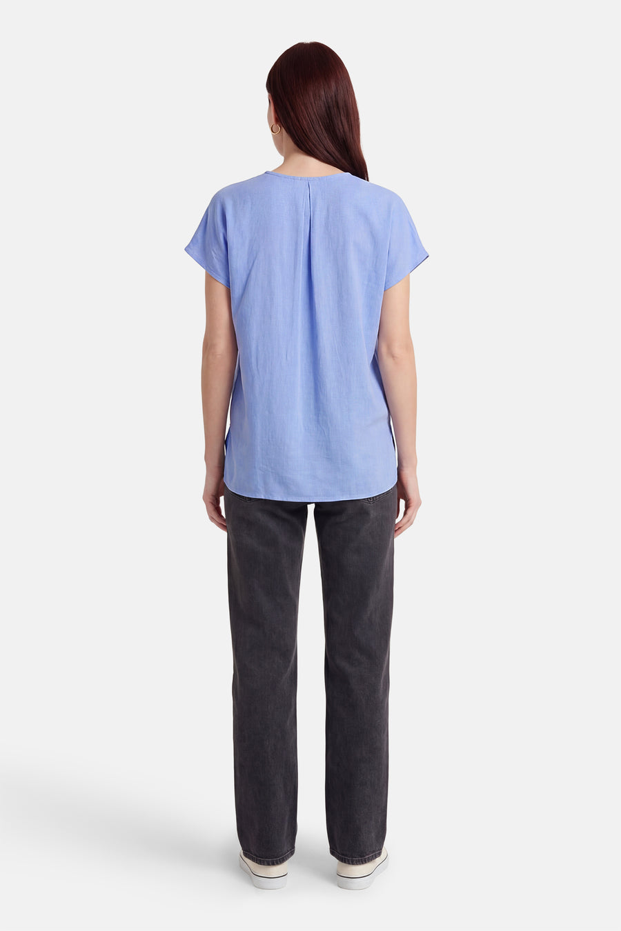 Blouse bleue à manches courtes de la marque Fransa, vue de dos, avec des plis et un ourlet arrondi.