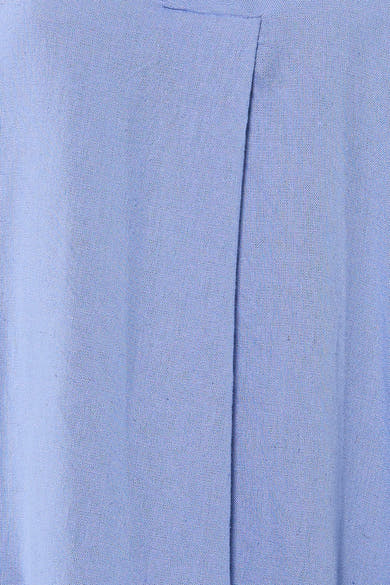 Blouse bleue en tissu texturé de Fransa® avec un pli vertical discret.