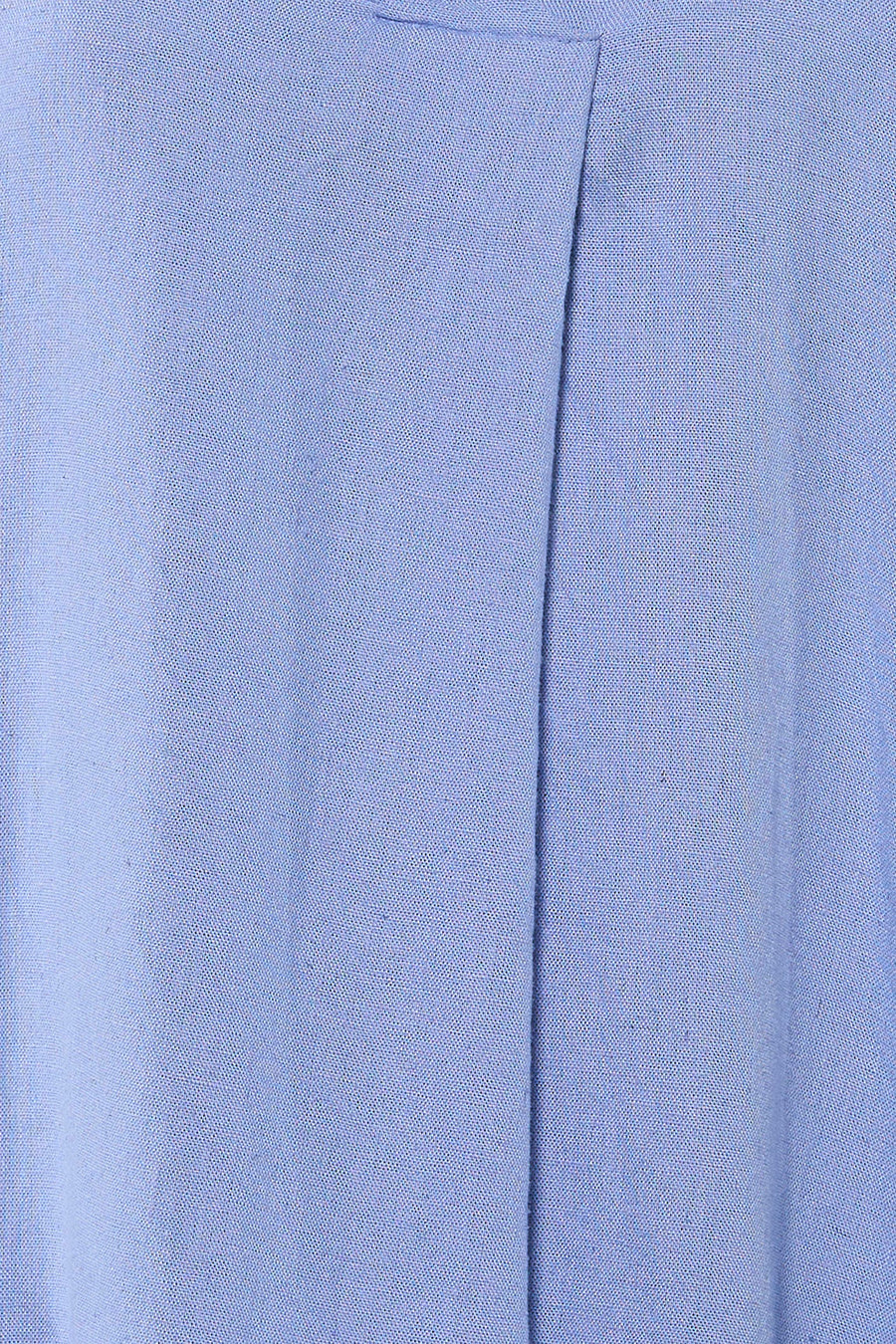 Blouse bleue en tissu texturé de Fransa® avec un pli vertical discret.