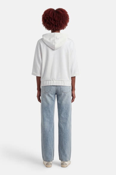 Witte hoodie van Fransa, korte mouwen, gedragen met een wijde, uitgewassen spijkerbroek.