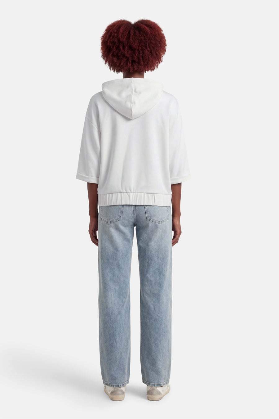 Witte hoodie van Fransa, korte mouwen, gedragen met een wijde, uitgewassen spijkerbroek.