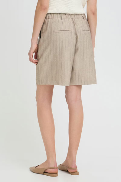 Short marron à rayures de Fransa, avec poches arrière, porté avec des ballerines couleur chair et un top crème.
