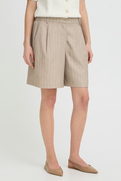 Short brun de Fransa, à fines rayures verticales et plis décoratifs.