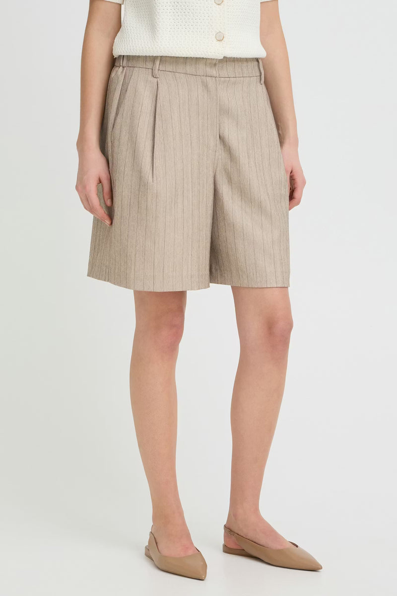 Short brun de Fransa, à fines rayures verticales et plis décoratifs.