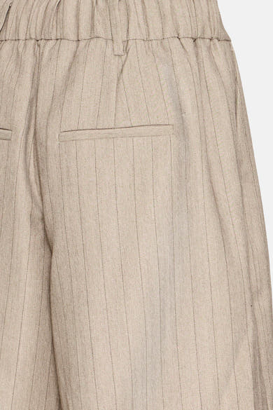 Short marron clair by Fransa® avec rayures verticales et poche arrière passepoilée.
