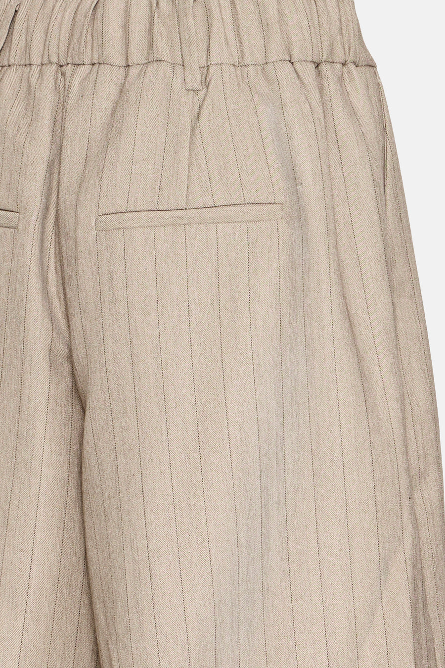 Short marron clair by Fransa® avec rayures verticales et poche arrière passepoilée.
