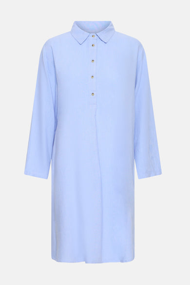 Robe bleue de Fransa, avec col chemise et manches trois-quarts.