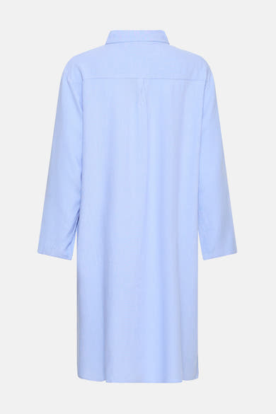 Robe bleue de Fransa, coupe droite, longueur genou, manches trois quarts, détail de pli au dos.
