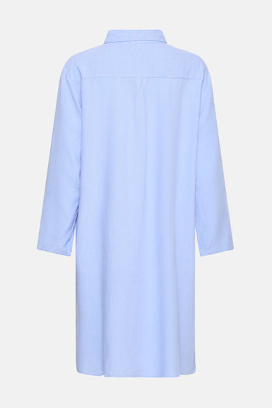 Robe bleue de Fransa, coupe droite, longueur genou, manches trois quarts, détail de pli au dos.
