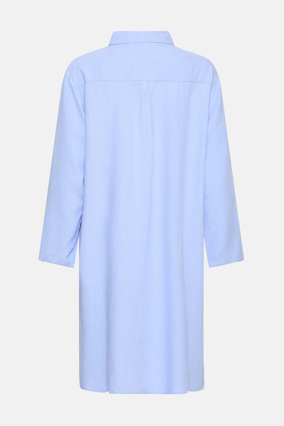 Robe bleue de Fransa, coupe droite, longueur genou, manches trois quarts, détail de pli au dos.
