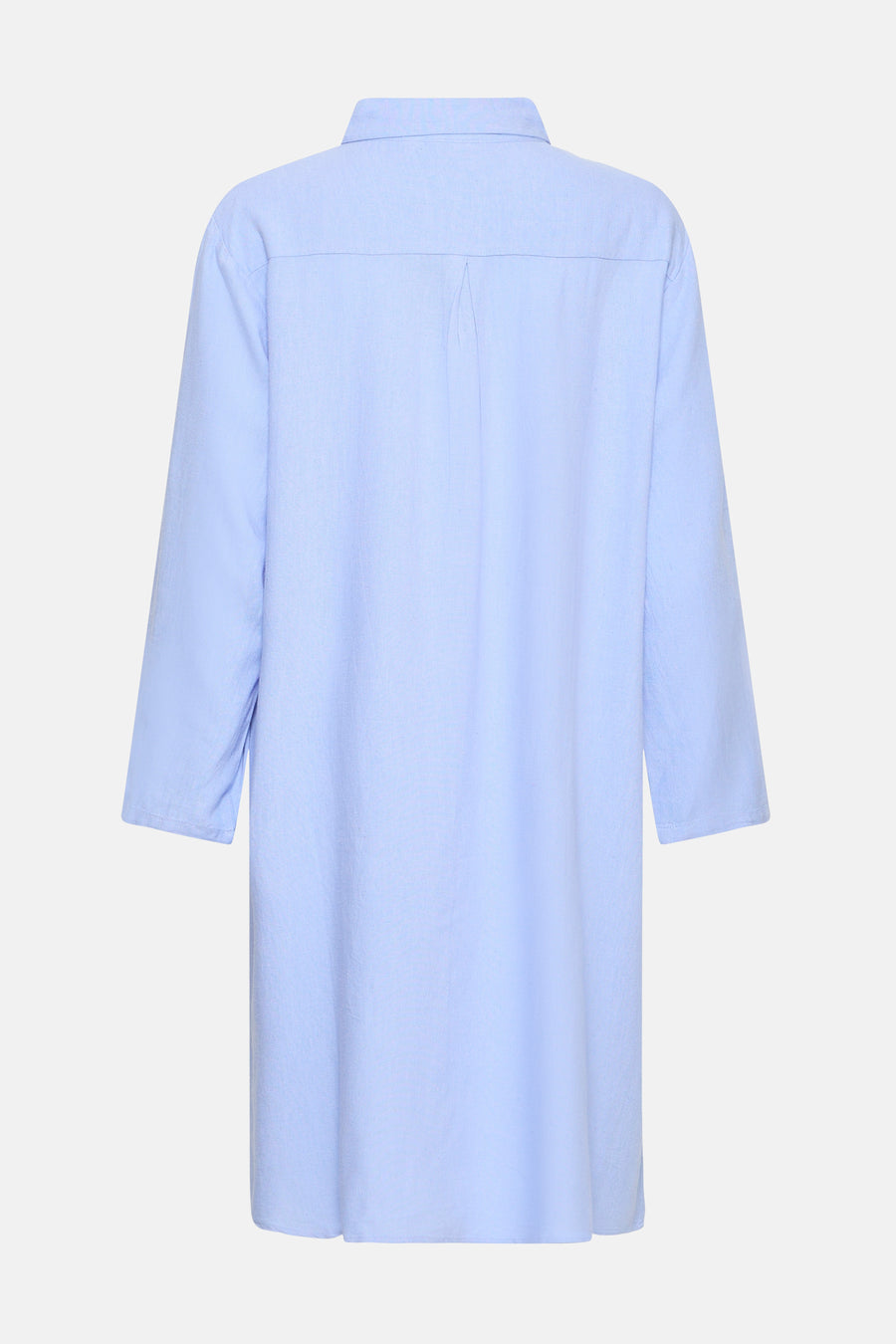 Robe bleue de Fransa, coupe droite, longueur genou, manches trois quarts, détail de pli au dos.
