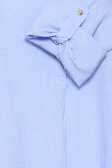 Robe bleue par Fransa, avec une manche longue roulée et boutonnée, en tissu texturé.