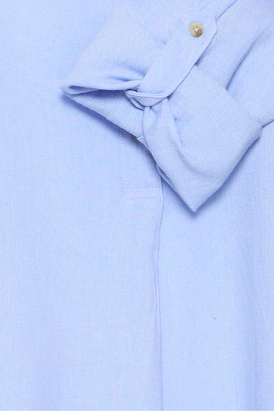 Robe bleue par Fransa, avec une manche longue roulée et boutonnée, en tissu texturé.