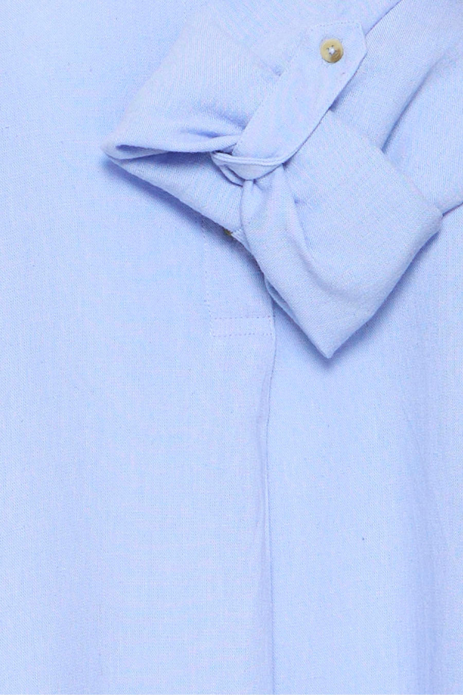 Robe bleue par Fransa, avec une manche longue roulée et boutonnée, en tissu texturé.