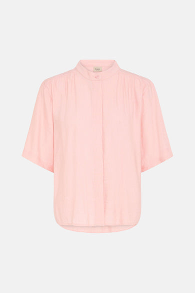 Chemise à manches courtes rose pâle de Fransa en tissu texturé avec col montant et patte de boutonnage.