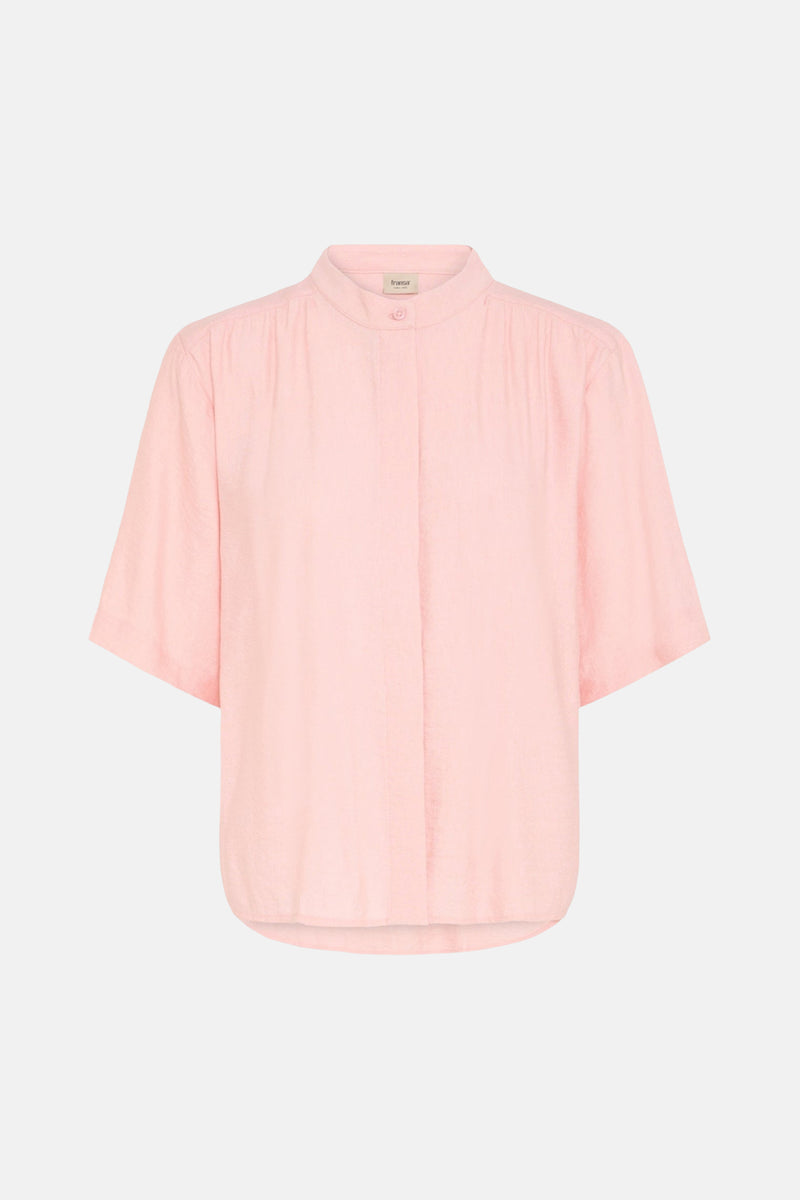 Chemise à manches courtes rose pâle de Fransa en tissu texturé avec col montant et patte de boutonnage.