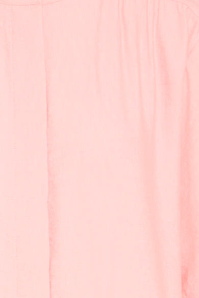 Chemise rose de Fransa® avec une texture lisse et légèrement froissée en gros plan.
