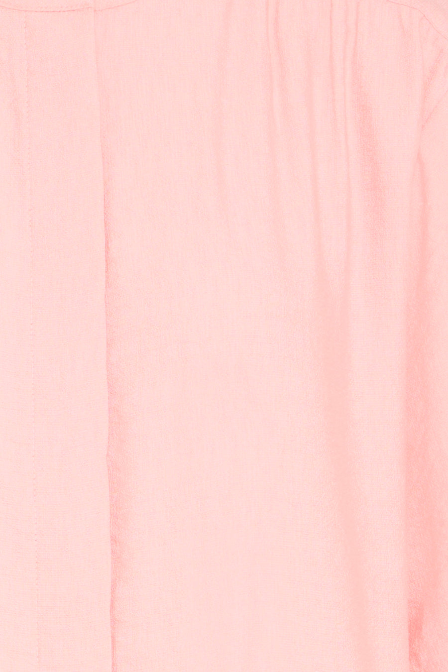Chemise rose de Fransa® avec une texture lisse et légèrement froissée en gros plan.