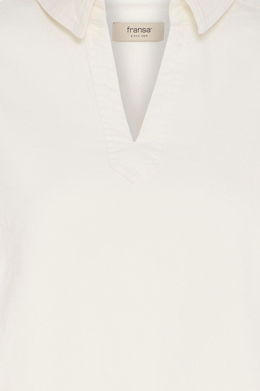 Robe à manches courtes écrue de Fransa, avec un col classique et une encolure en V.