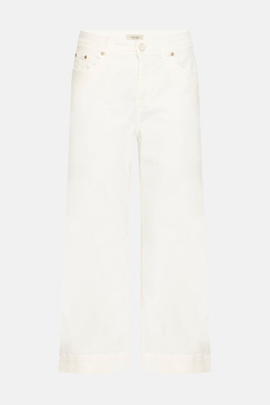Jean large en denim blanc de Fransa, avec poches et passants de ceinture visibles.