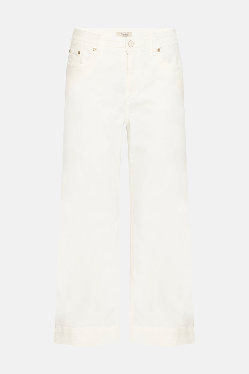 Jean large en denim blanc de Fransa, avec poches et passants de ceinture visibles.