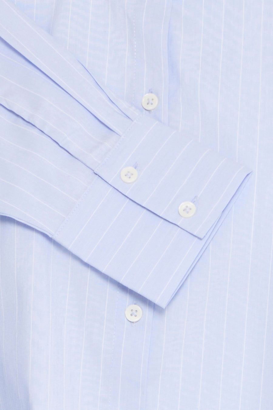 Chemisier bleu clair à fines rayures blanches de Fransa® avec manches longues et poignets boutonnés.