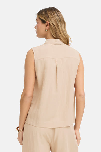 Chemisier sans manches beige de Fransa, avec un pli creux au dos et une femme portant des boucles d'oreilles.