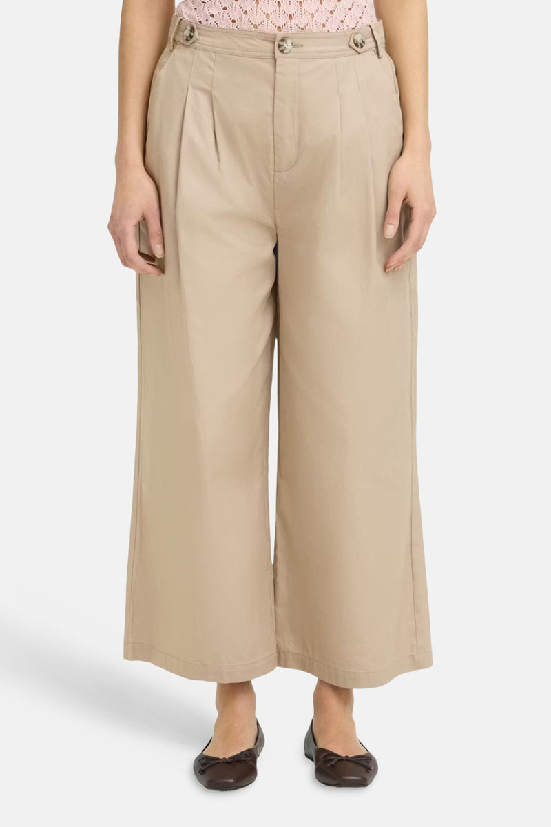 Pantalon beige de Fransa, coupe large plissée à taille haute avec boutons décoratifs.