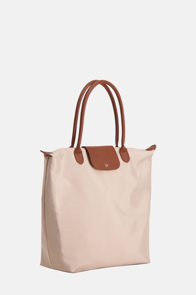 Sac à bandoulière beige de Fransa, avec des poignées et rabat marron en cuir.
