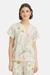 Multikleurige blouse met korte mouwen van Fransa met een roze en gele bloemenprint, van achteren gezien met een bijpassende broek.