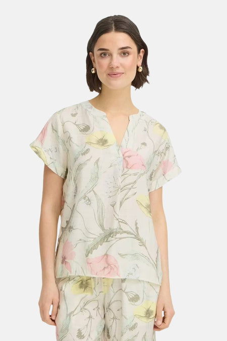 Blouse à manches courtes multicolore de Fransa, imprimé floral pastel, col en V, portée avec un short assorti par une femme.