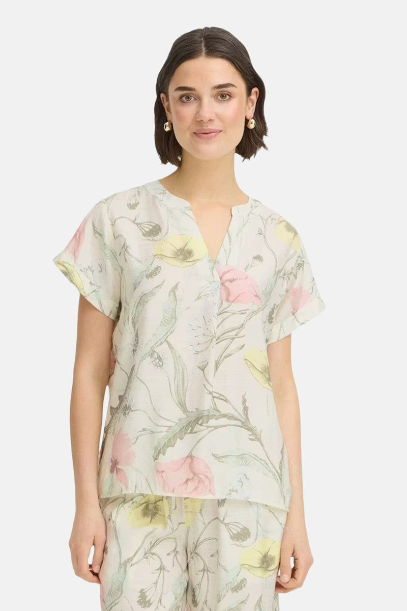 Blouse à manches courtes multicolore de Fransa, imprimé floral pastel, col en V, portée avec un short assorti par une femme.
