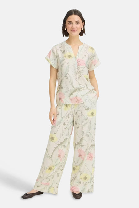 Blouse à manches courtes multicolore de Fransa® à motif floral pastel, portée avec un pantalon assorti.