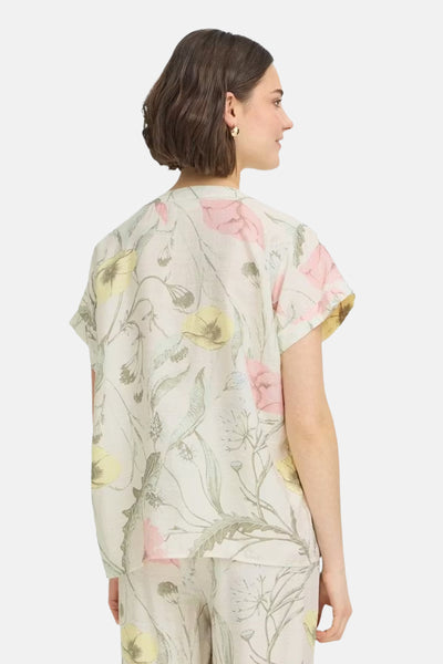 Blouse à manches courtes multicolore de Fransa à motif floral rose et jaune, vue de dos avec un pantalon assorti.