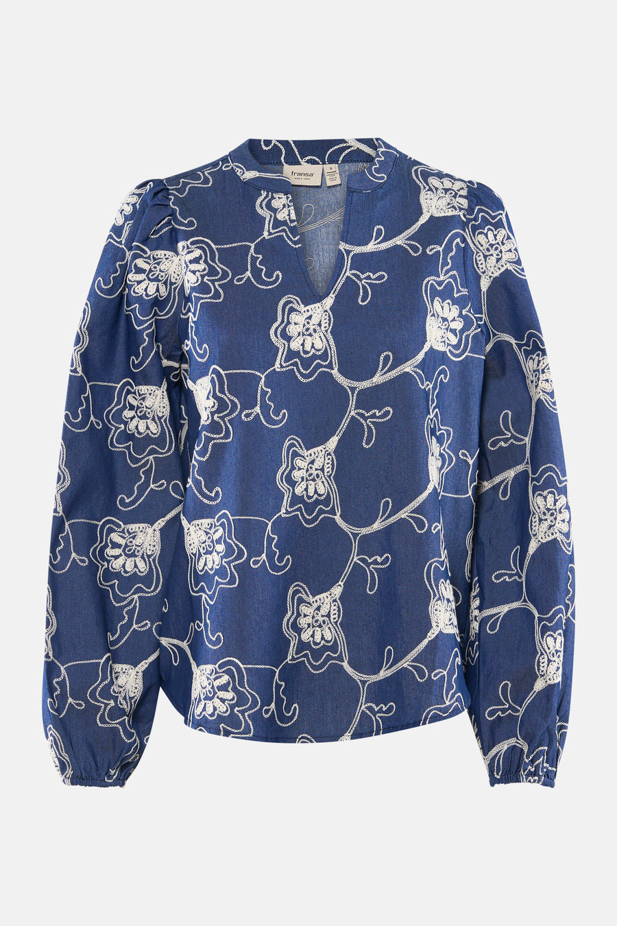 Blouse bleue à manches longues de Fransa, avec motif fleuri blanc et encolure en V.
