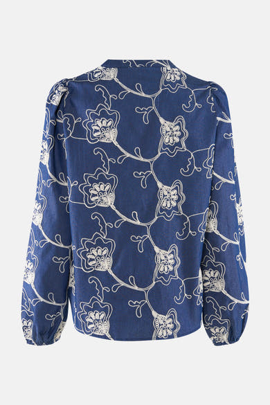 Blouse bleue à manches longues de Fransa, avec un motif floral brodé blanc sur toute la surface.
