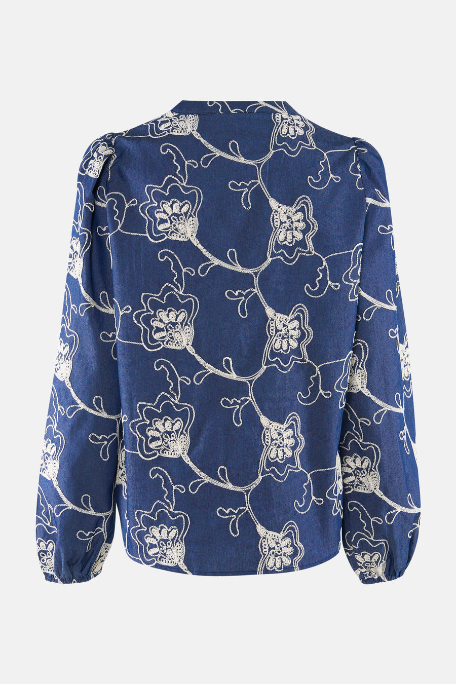 Blouse bleue à manches longues de Fransa, avec un motif floral brodé blanc sur toute la surface.
