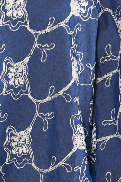 Blouse bleue à manches longues de Fransa, ornée de délicates broderies florales blanches sur toute la surface.
