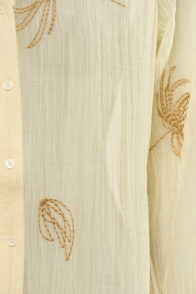 Gele blouse met lange mouwen van Fransa® in getextureerde stof met bruine bloemenborduursels en knopen.