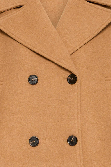 Veste courte cognac à double boutonnage par Fransa®, détail de col et boutons noirs, texture laineuse, vue rapprochée