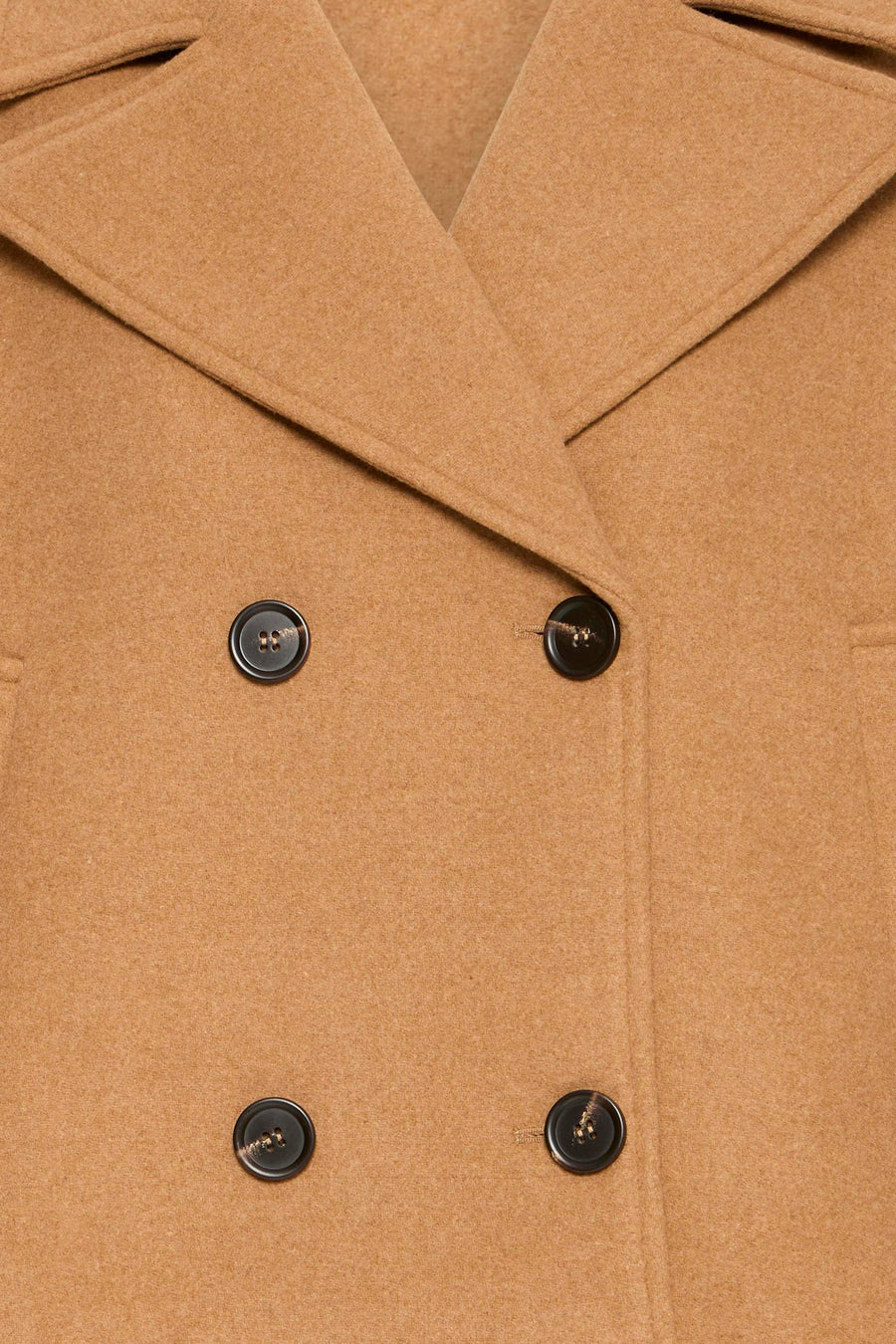 Veste courte cognac à double boutonnage par Fransa®, détail de col et boutons noirs, texture laineuse, vue rapprochée